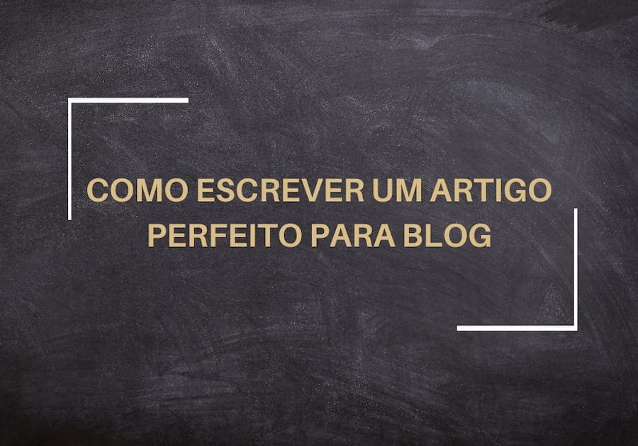 Pessoa escrevendo um artigo de blog em um laptop com anotações ao lado