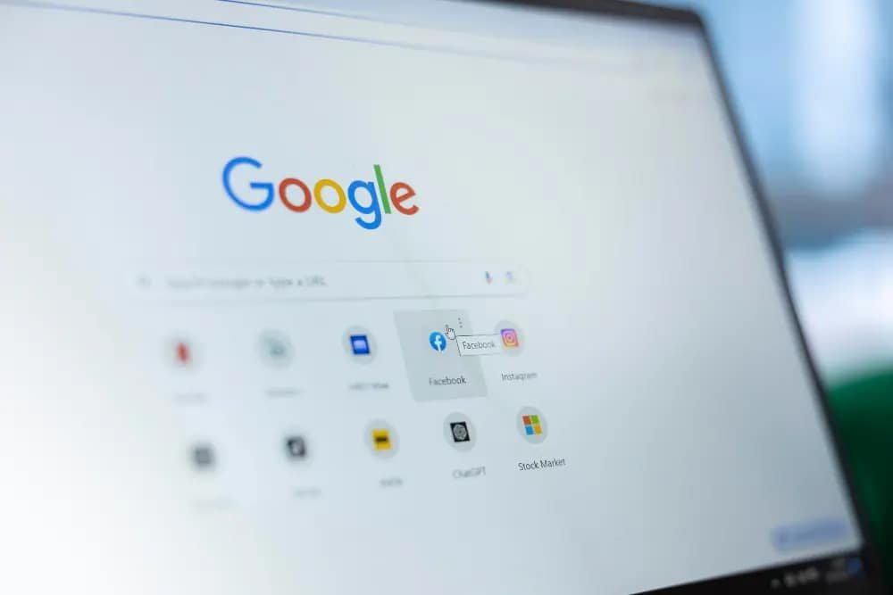 Representação visual da interação entre inteligência artificial e estratégias de conteúdo devido ao Google SGE
